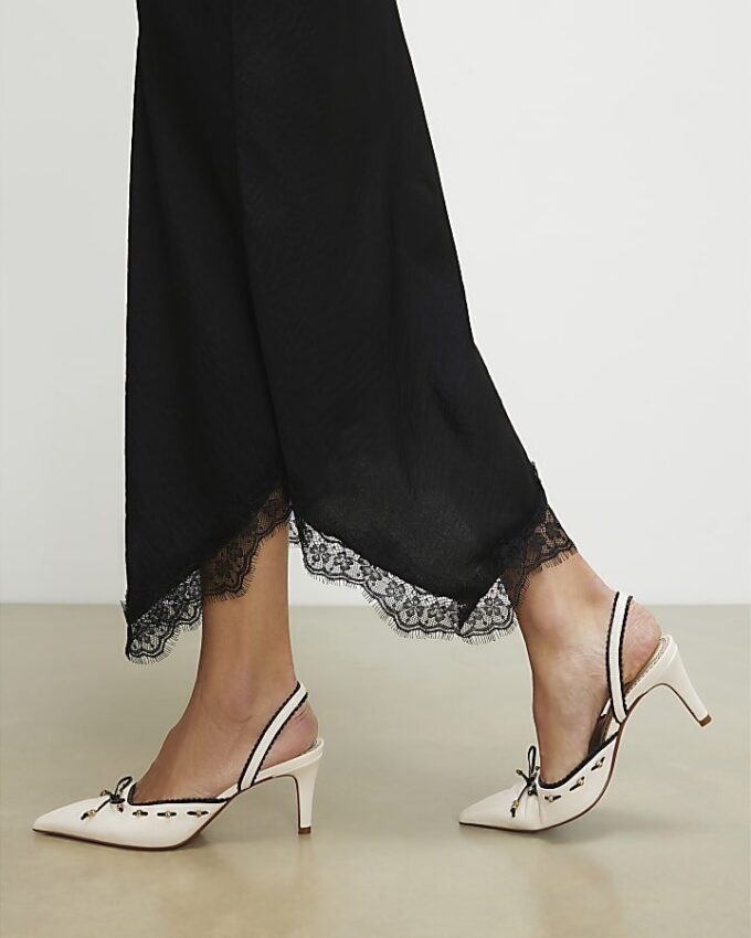 Vita pumps med piping och rosett bak