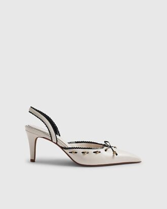 Vita pumps med piping och rosett bak Vita pumps med piping och rosett bak