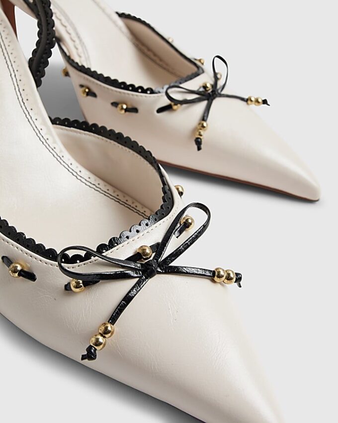 Vita pumps med piping och rosett bak