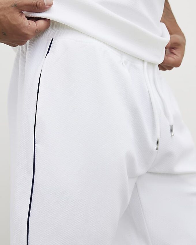 Vita slim fit-shorts med texturerade kanter