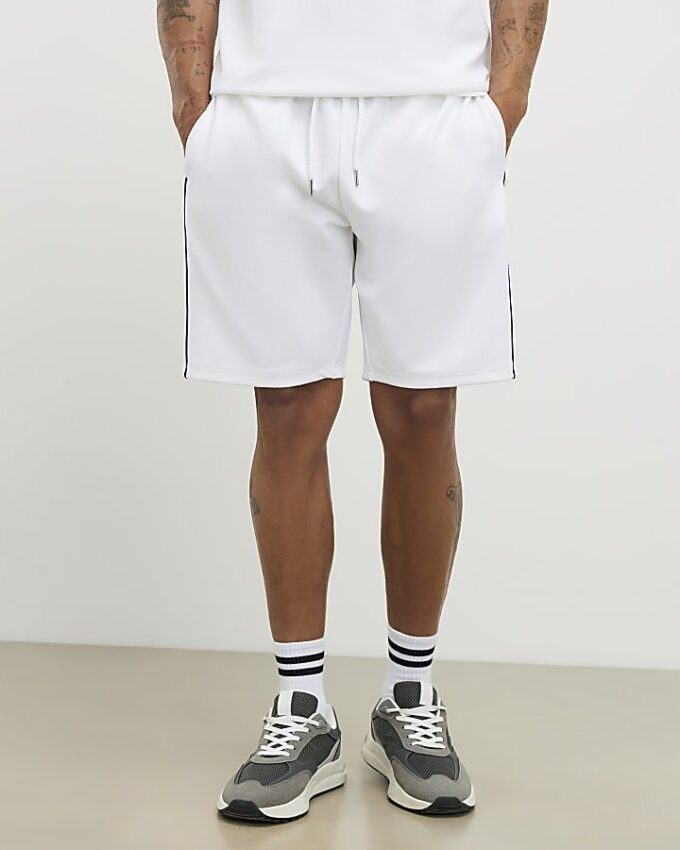 Vita slim fit-shorts med texturerade kanter
