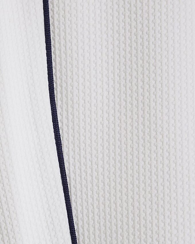 Vita slim fit-shorts med texturerade kanter