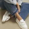 Vita slip-on-skor med ringdetalj