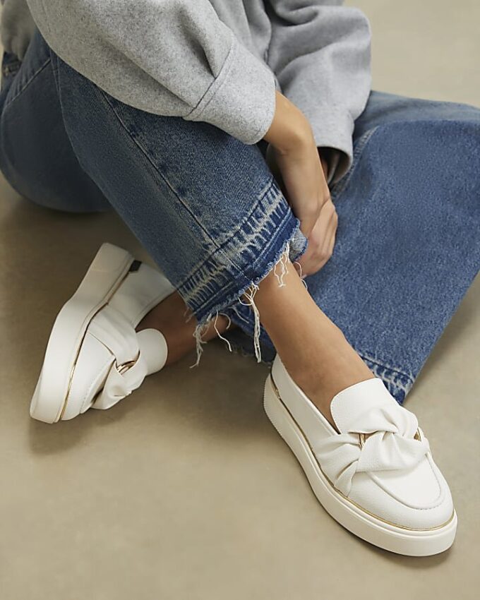 Vita slip-on-skor med ringdetalj