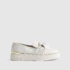 Vita slip-on-skor med ringdetalj