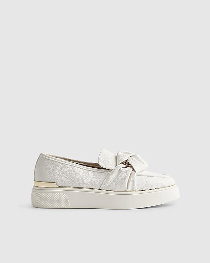 Vita slip-on-skor med ringdetalj