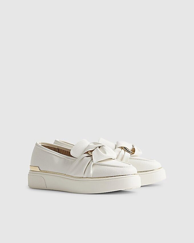 Vita slip-on-skor med ringdetalj