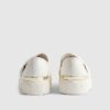 Vita slip-on-skor med ringdetalj
