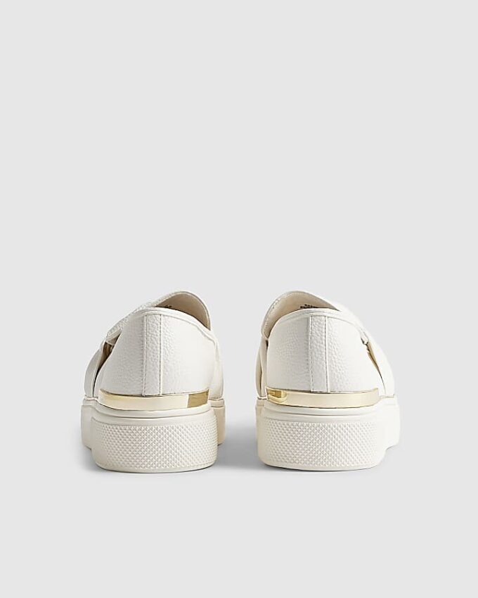 Vita slip-on-skor med ringdetalj