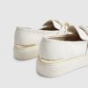 Vita slip-on-skor med ringdetalj