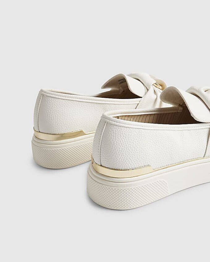 Vita slip-on-skor med ringdetalj