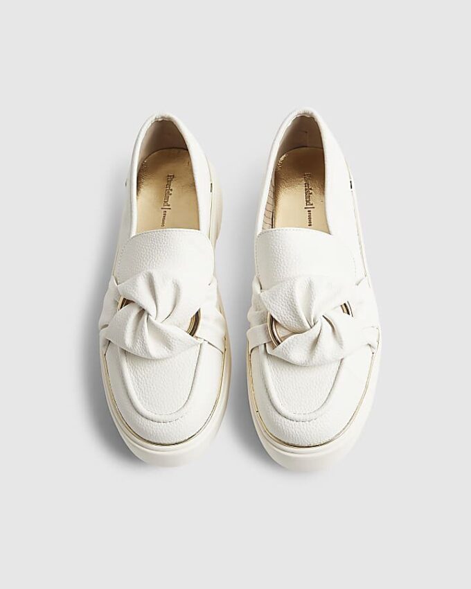Vita slip-on-skor med ringdetalj
