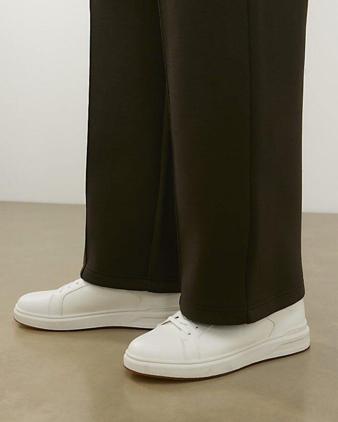 Vita sneakers med cup-sula