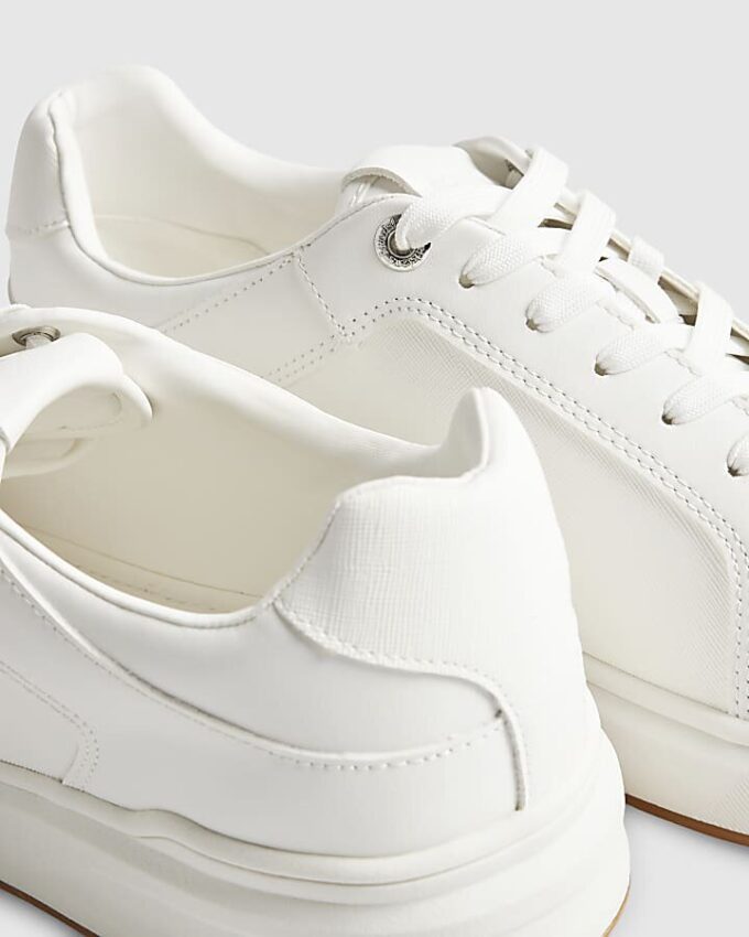 Vita sneakers med cup-sula
