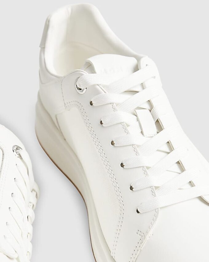 Vita sneakers med cup-sula