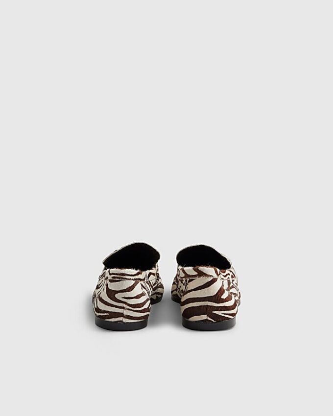 Vita zebramönstrade loafers i läder
