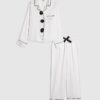 Vitt pyjamas-set i satin med corsage för flickor Vitt pyjamas-set i satin med corsage för flickor