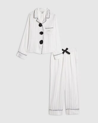 Vitt pyjamas-set i satin med corsage för flickor