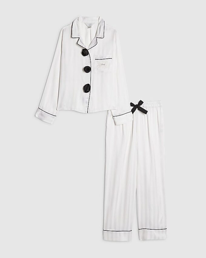 Vitt pyjamas-set i satin med corsage för flickor Vitt pyjamas-set i satin med corsage för flickor