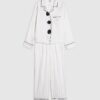 Vitt pyjamas-set i satin med corsage för flickor Vitt pyjamas-set i satin med corsage för flickor