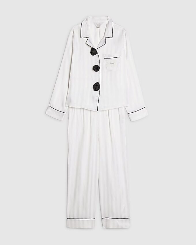 Vitt pyjamas-set i satin med corsage för flickor Vitt pyjamas-set i satin med corsage för flickor