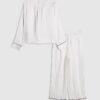 Vitt pyjamas-set i satin med corsage för flickor Vitt pyjamas-set i satin med corsage för flickor
