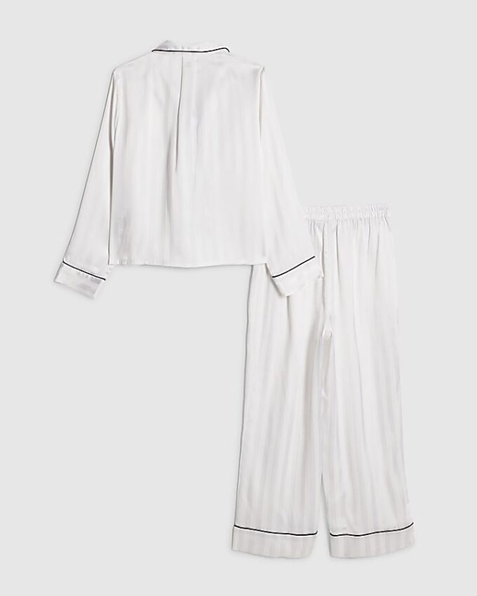 Vitt pyjamas-set i satin med corsage för flickor Vitt pyjamas-set i satin med corsage för flickor