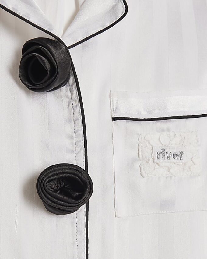 Vitt pyjamas-set i satin med corsage för flickor Vitt pyjamas-set i satin med corsage för flickor