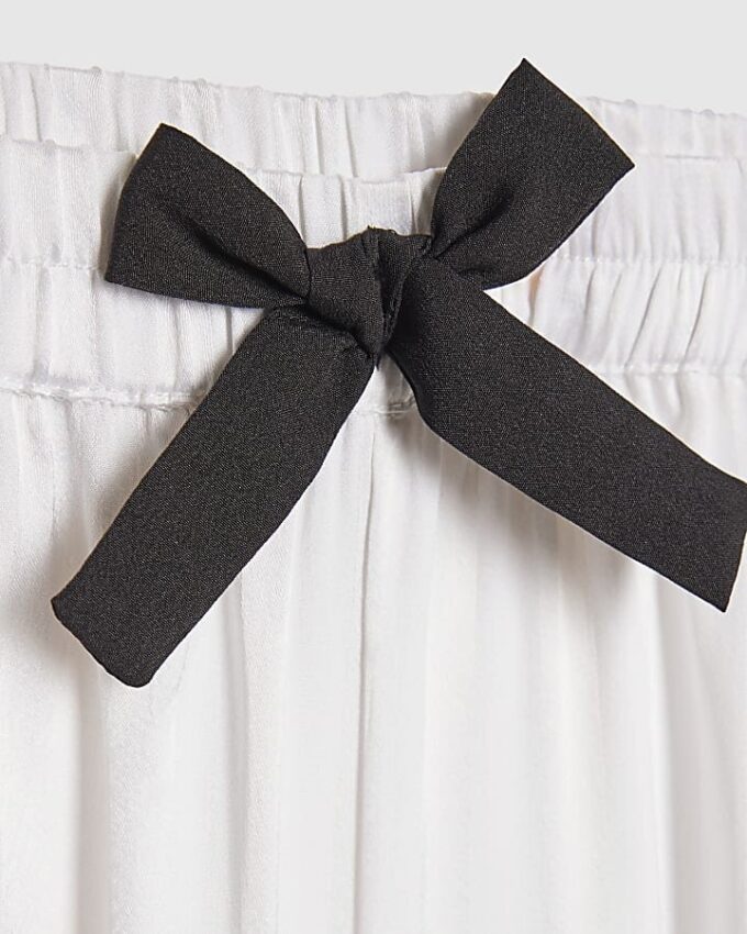 Vitt pyjamas-set i satin med corsage för flickor Vitt pyjamas-set i satin med corsage för flickor